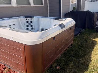2022 Bullfrog R7 Lounge Spa Hot Tub
