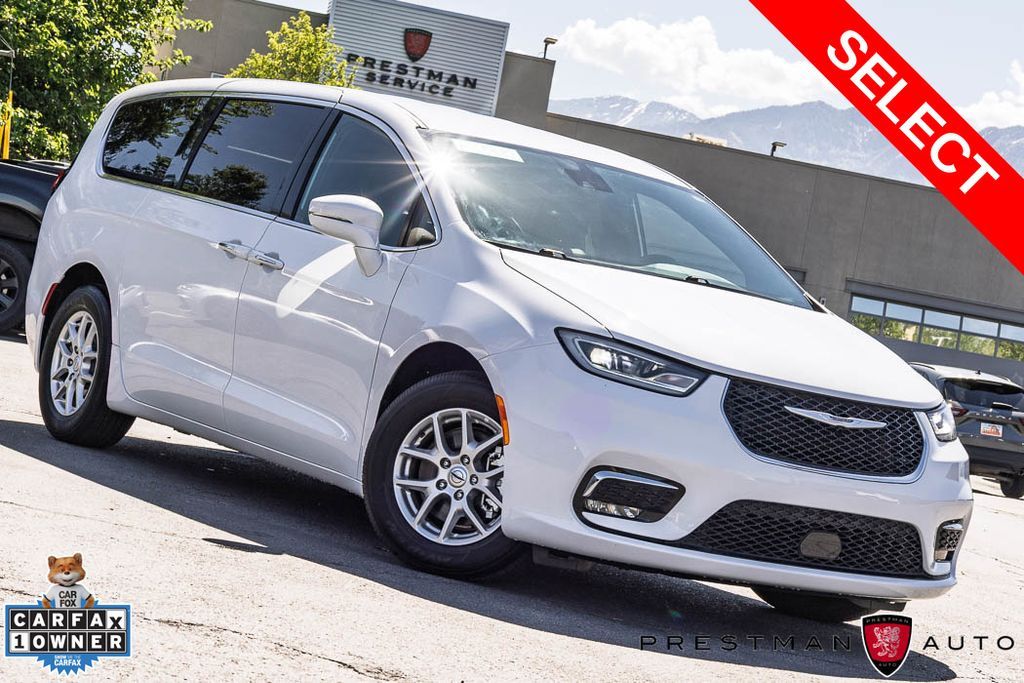 2025 Chrysler Pacifica Select