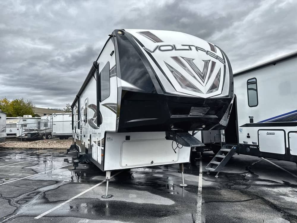 2017 Dutchmen Voltage 3815 ***18 Foot Garage***