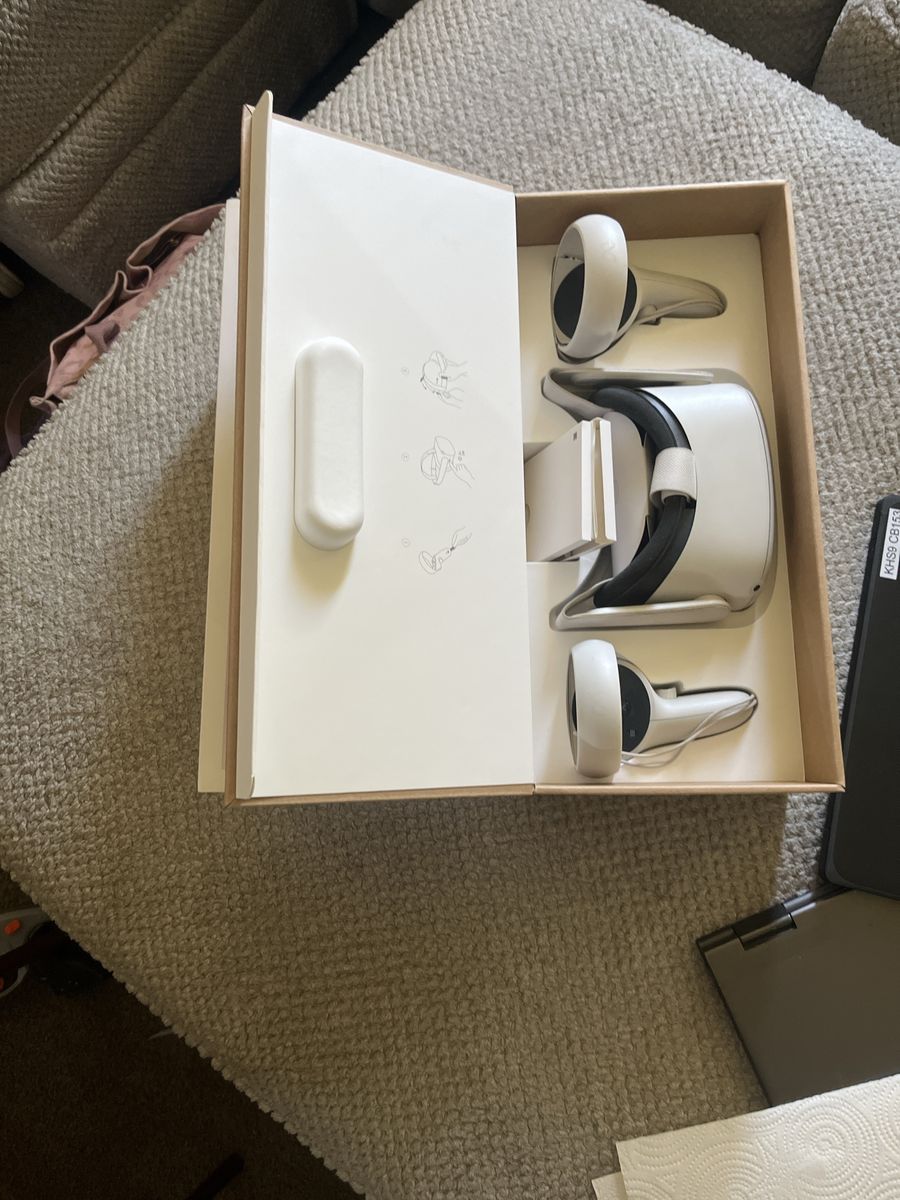 Meta Quest 2 256GB All-In-One VR Headset with Touch Controllers in box one broken tracking ring on right controller