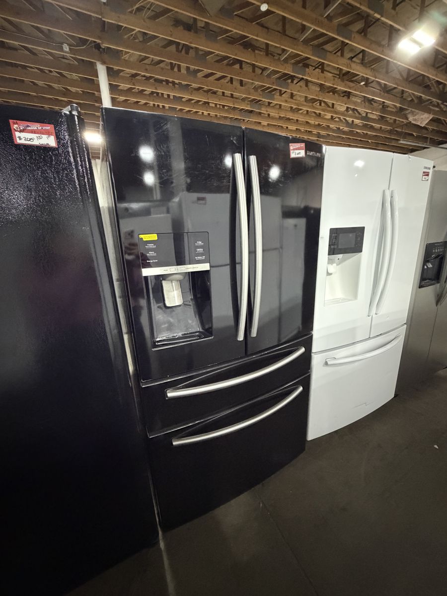 HURRY! BEAUTIFUL SAMSUNG BLACK 4-DOOR FRIDGE