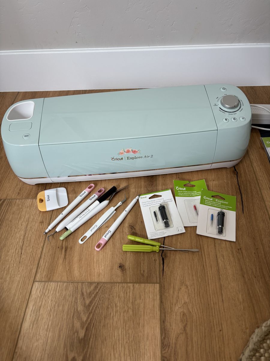 Cricut Explore Air 2 Plus Tools And cuttlebug!!