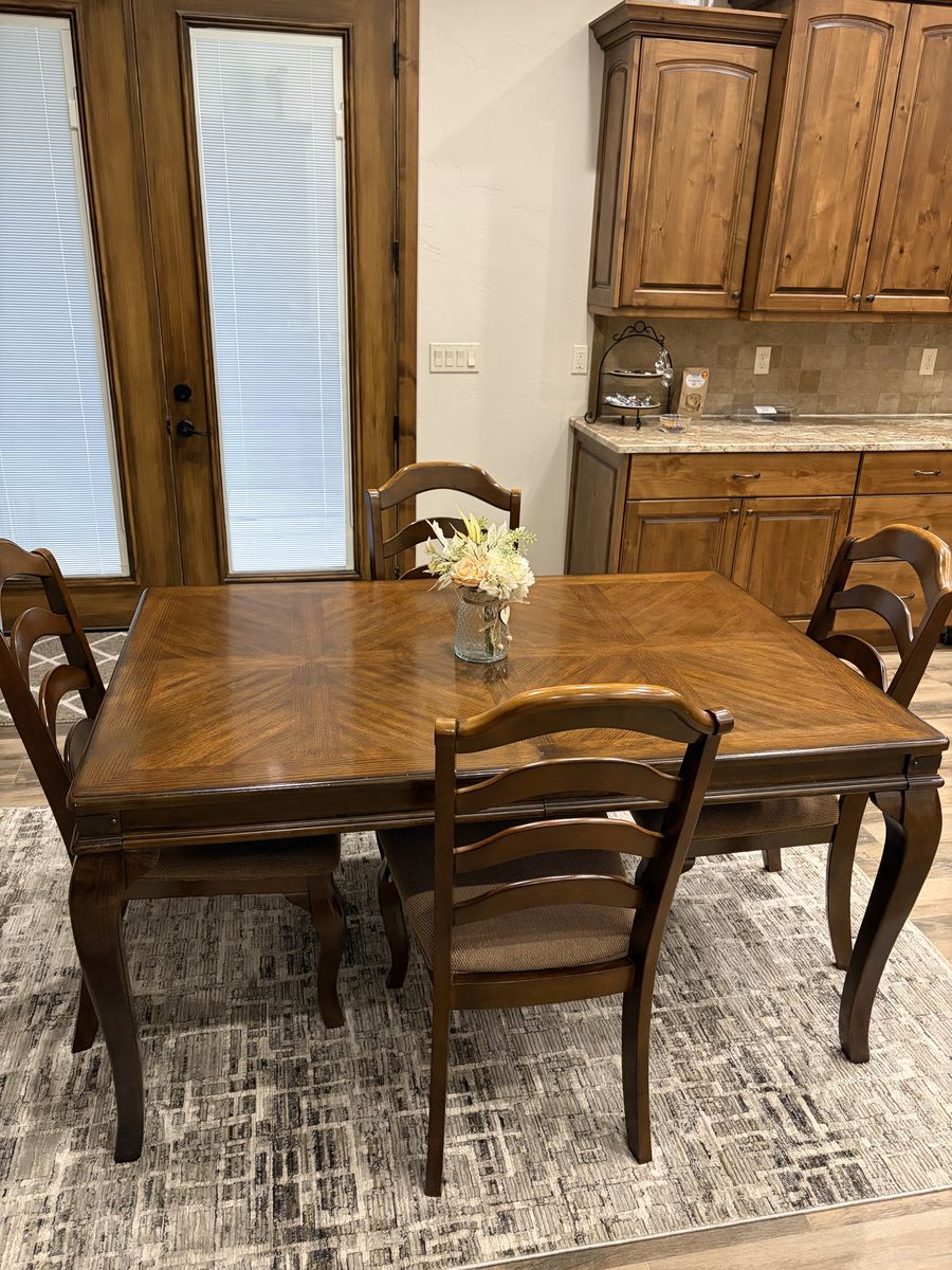 Kitchen table, 5 chairs and leaf