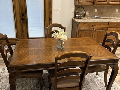 Kitchen table, 5 chairs and leaf