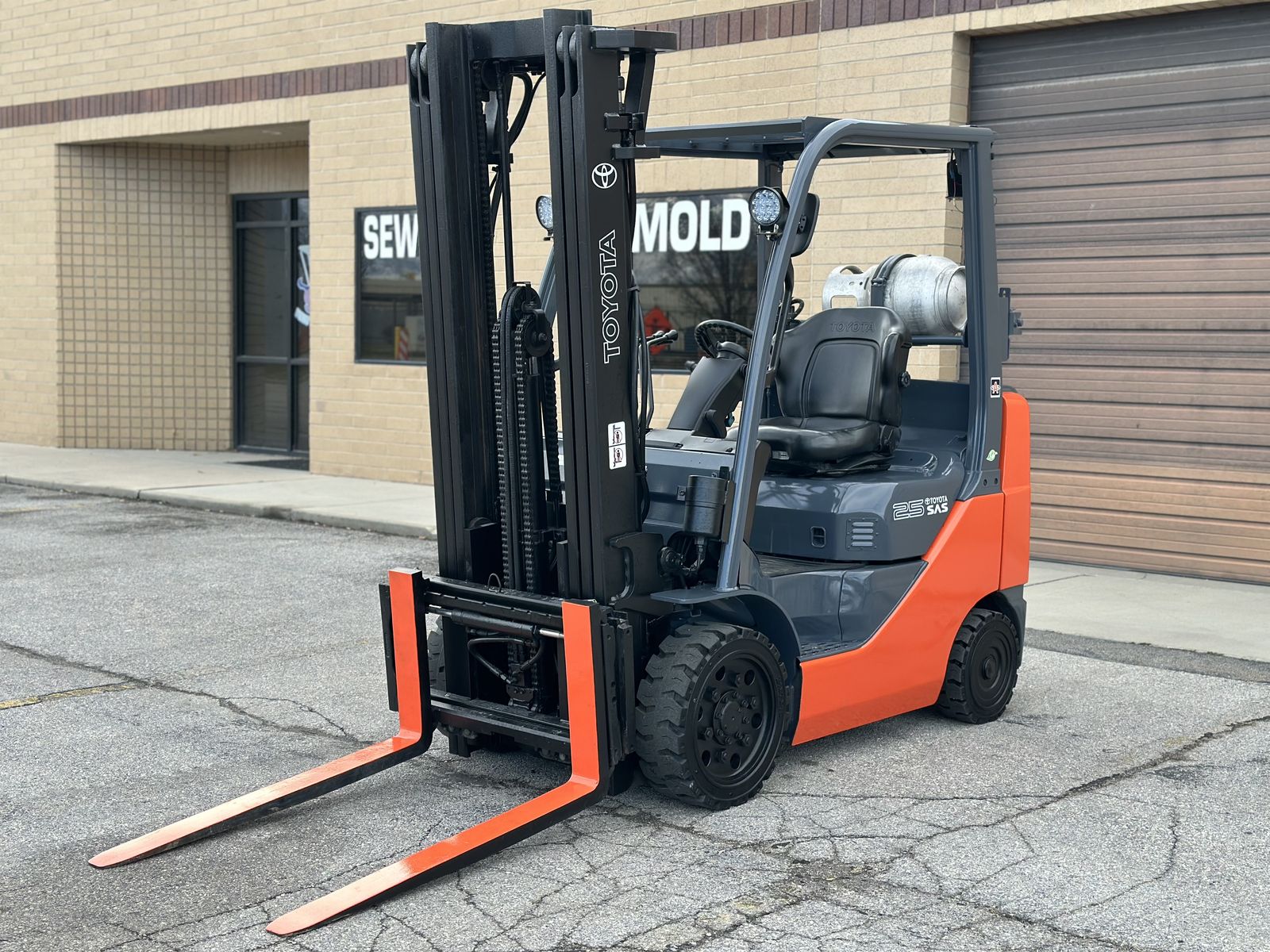 TOYOTA 5000 LB TRIPLE STAGE MAST WITH SIDE SHIFT