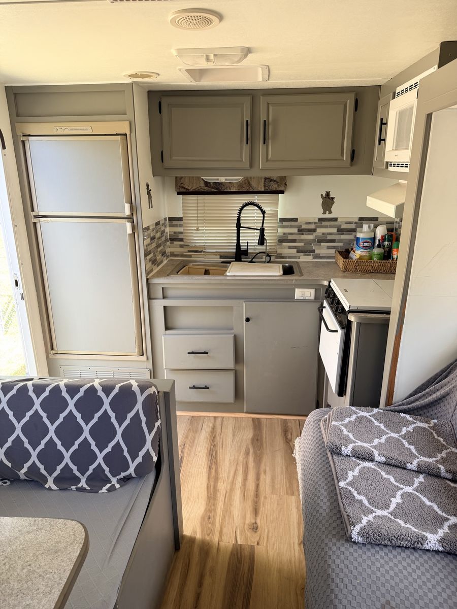 2002 Terry Lite 28’ Travel Trailer – Sleeps 4–6 – Updated Interior – Everything Works
