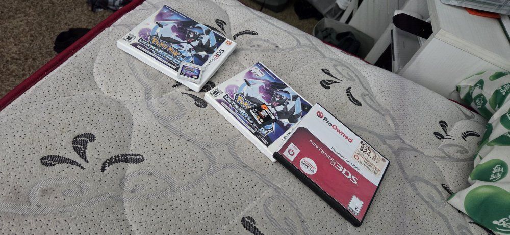 Nintendo 3DS Pokemon Ultra Moon & Pokemon Sun Games - Complete with Case & Manuals