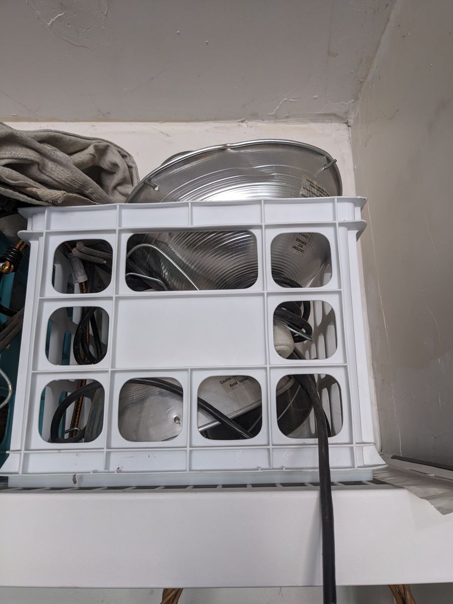 Grow tent w/ Wood Frame and grow lamps