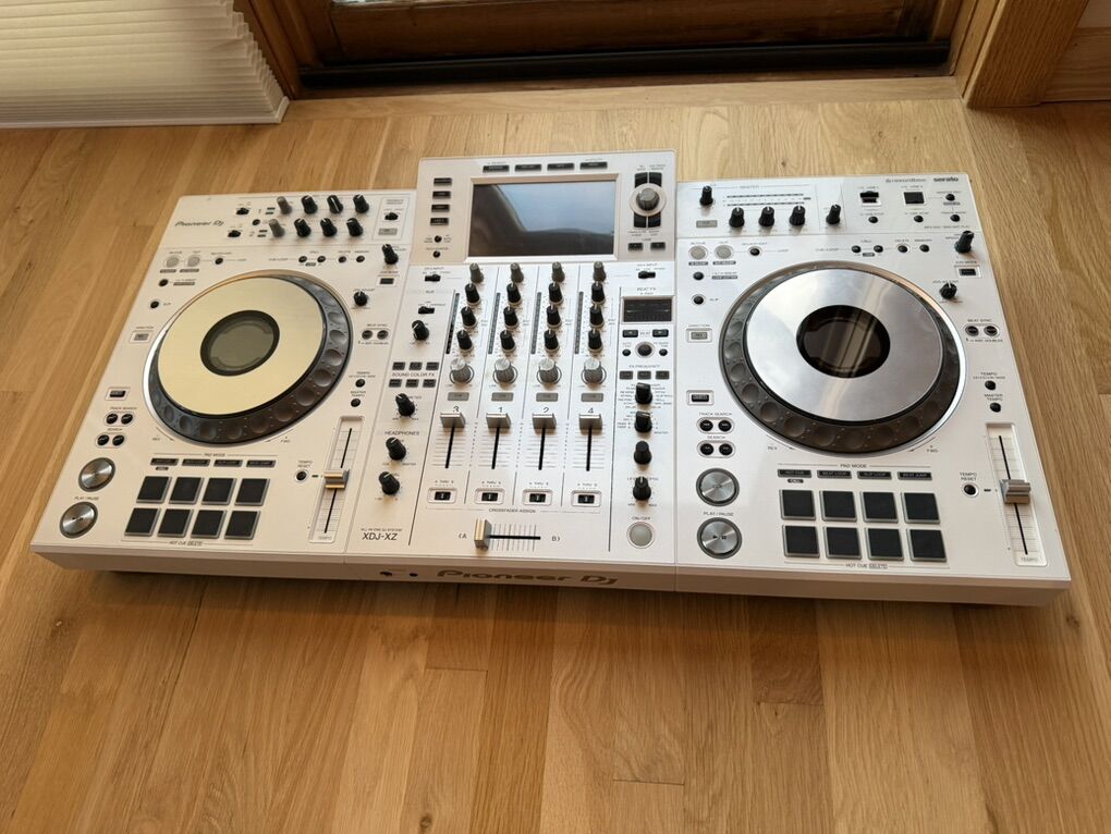 White Pioneer XDJ XZ W/ Hard Travel Case