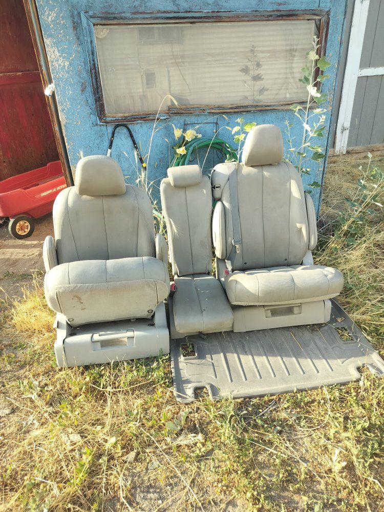 Toyota Sienna middle seats