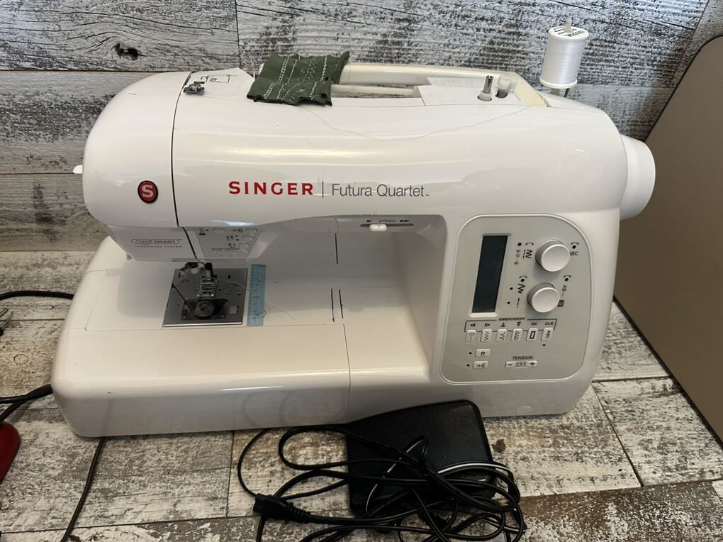 Singer sewing Machine Futura Quartet SEQS-6700