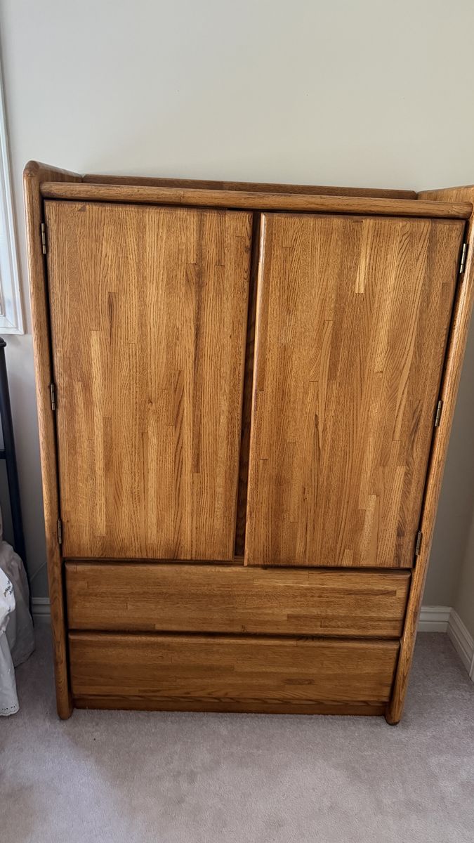 Vaughan-Bassett Solid Oak Bedroom Set – Dresser, Armoire & Two Mirrors