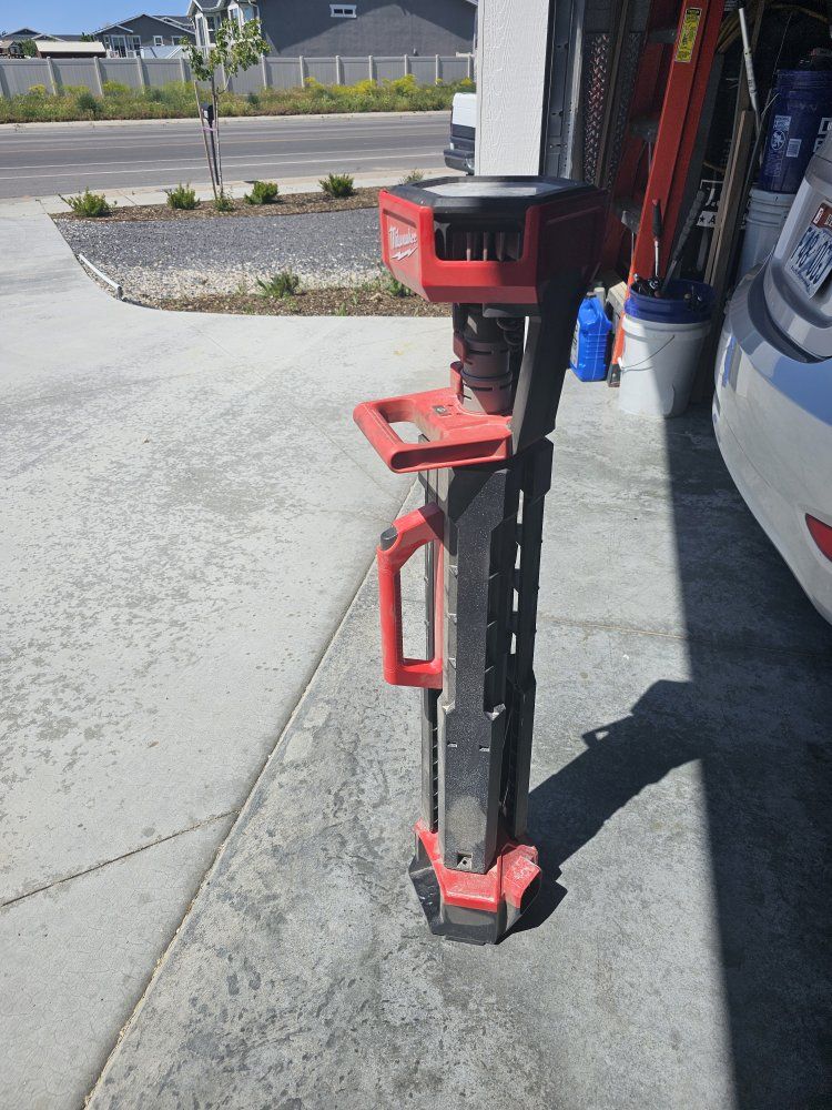 Milwaukee M18 Rocket LED Tower Light 2135-20 Portable Jobsite Tripod Light