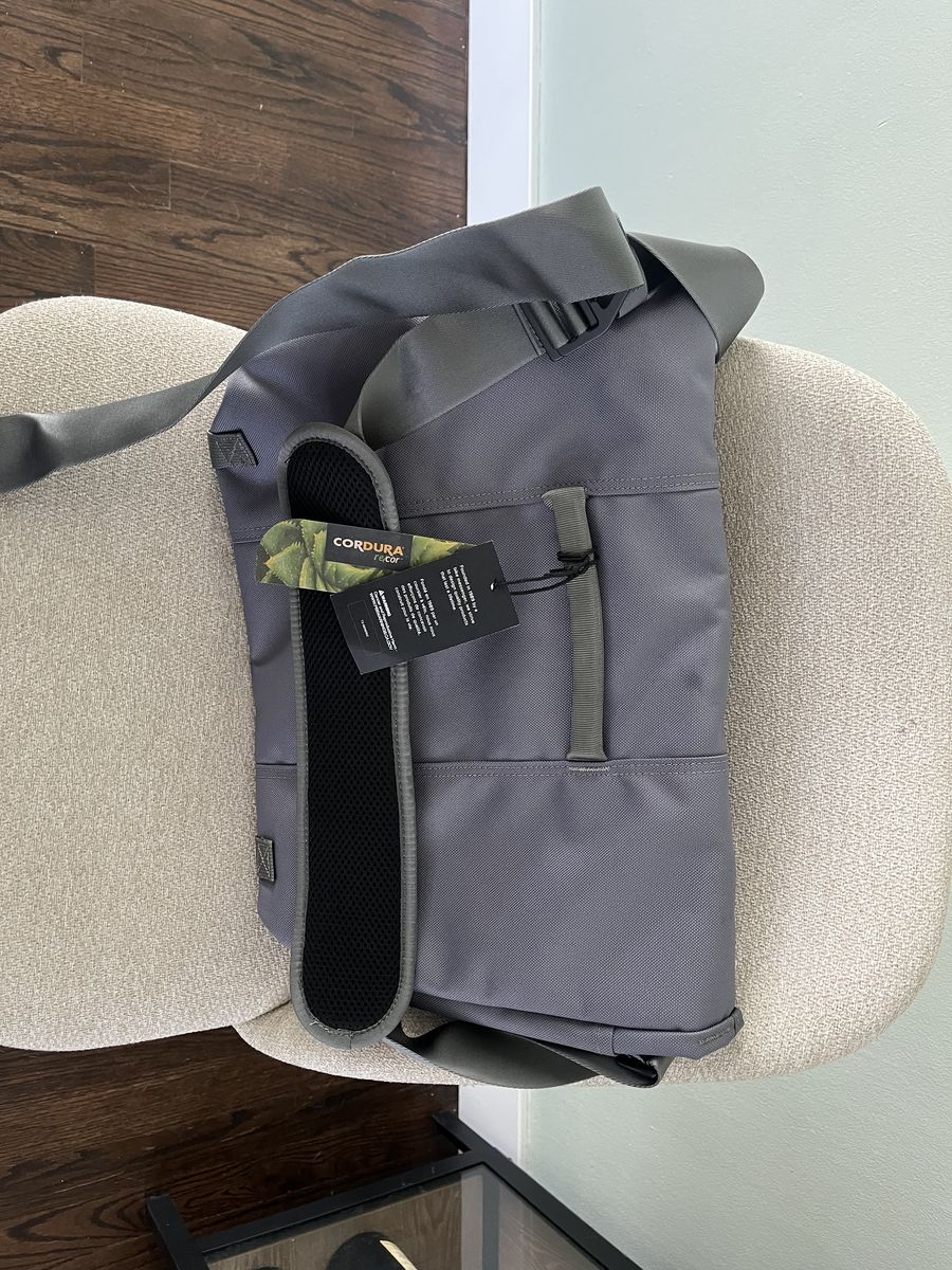 NEW WITH TAGS Timbuk2 Classic Messenger Bag - Grey