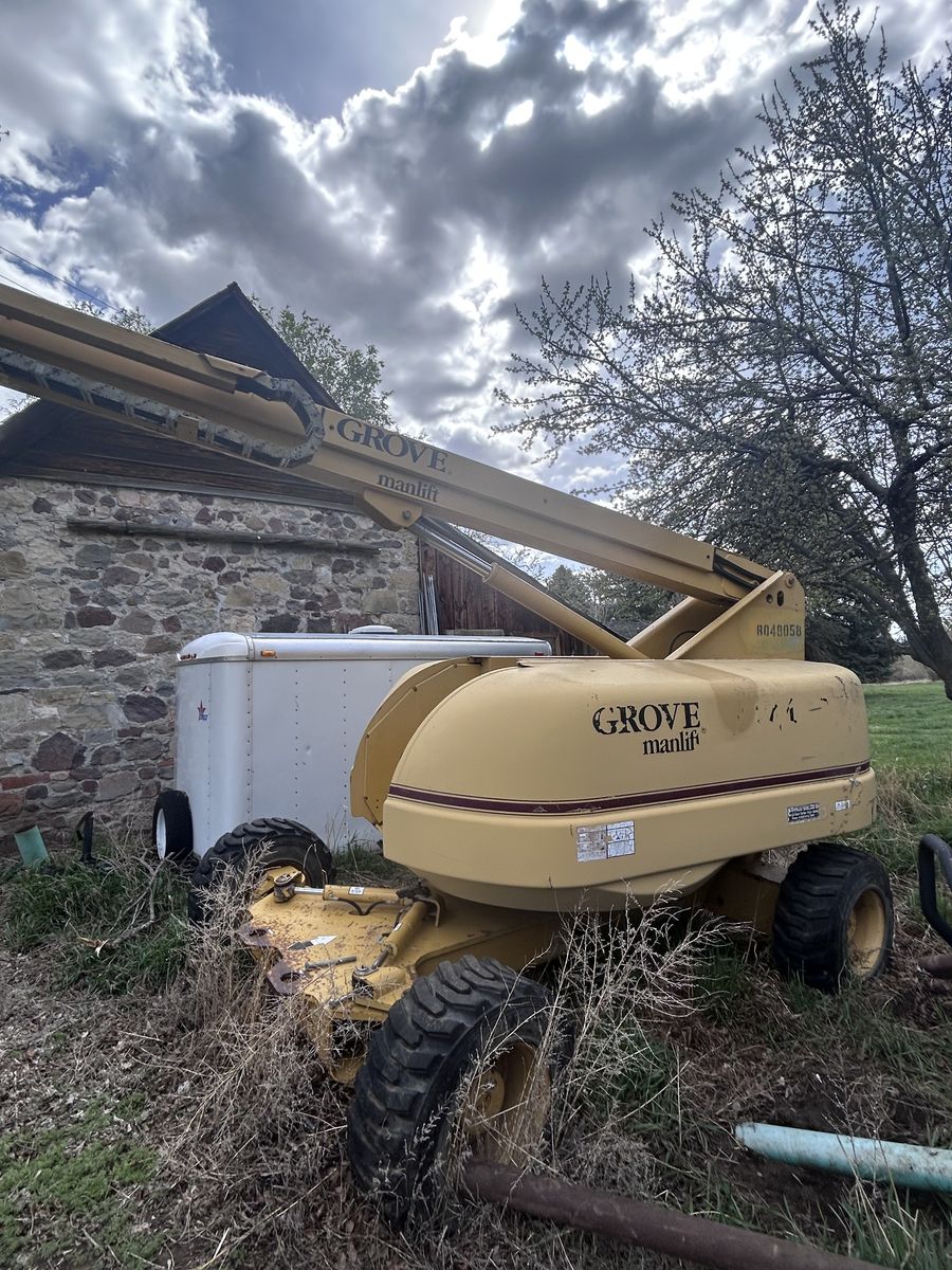 2001 46’ Man Lift - Runs Well! Low hours.