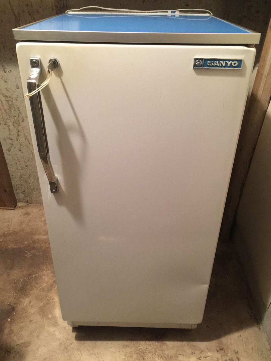 Sanyo Compact Mini Refrigerator with Key Lock - White/Blue