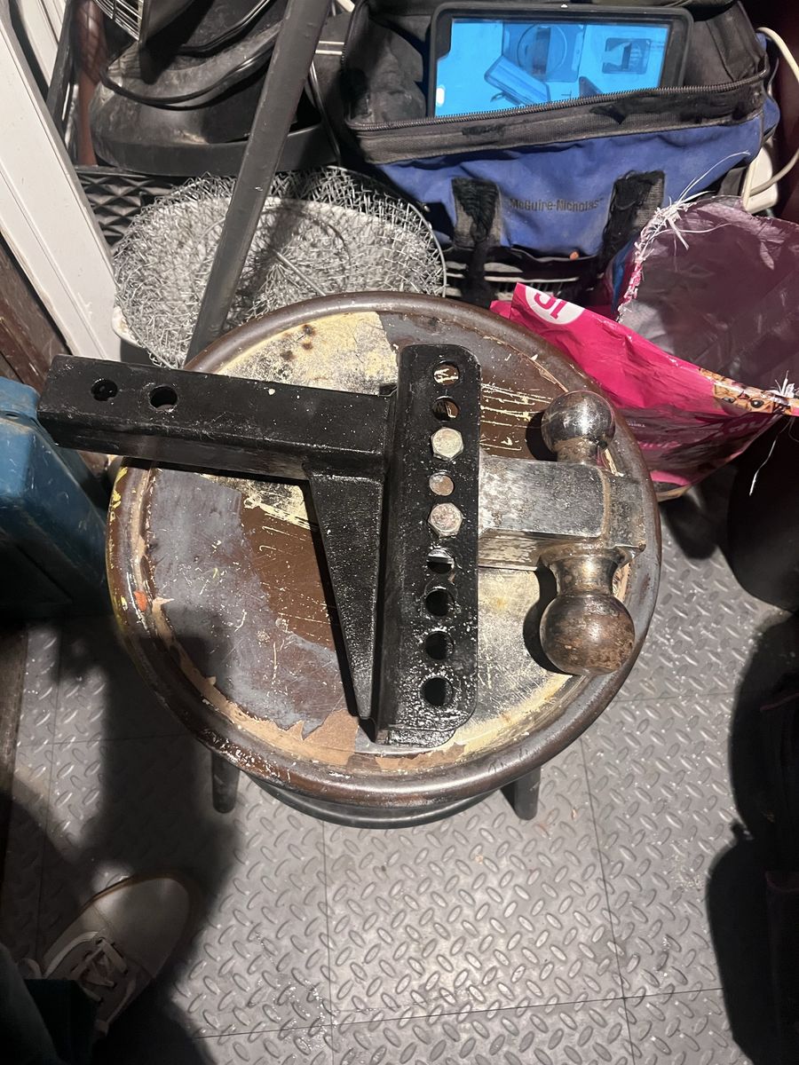 Adjustable receiver hitch for lifted trucks