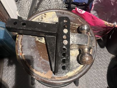 Adjustable receiver hitch for lifted trucks
