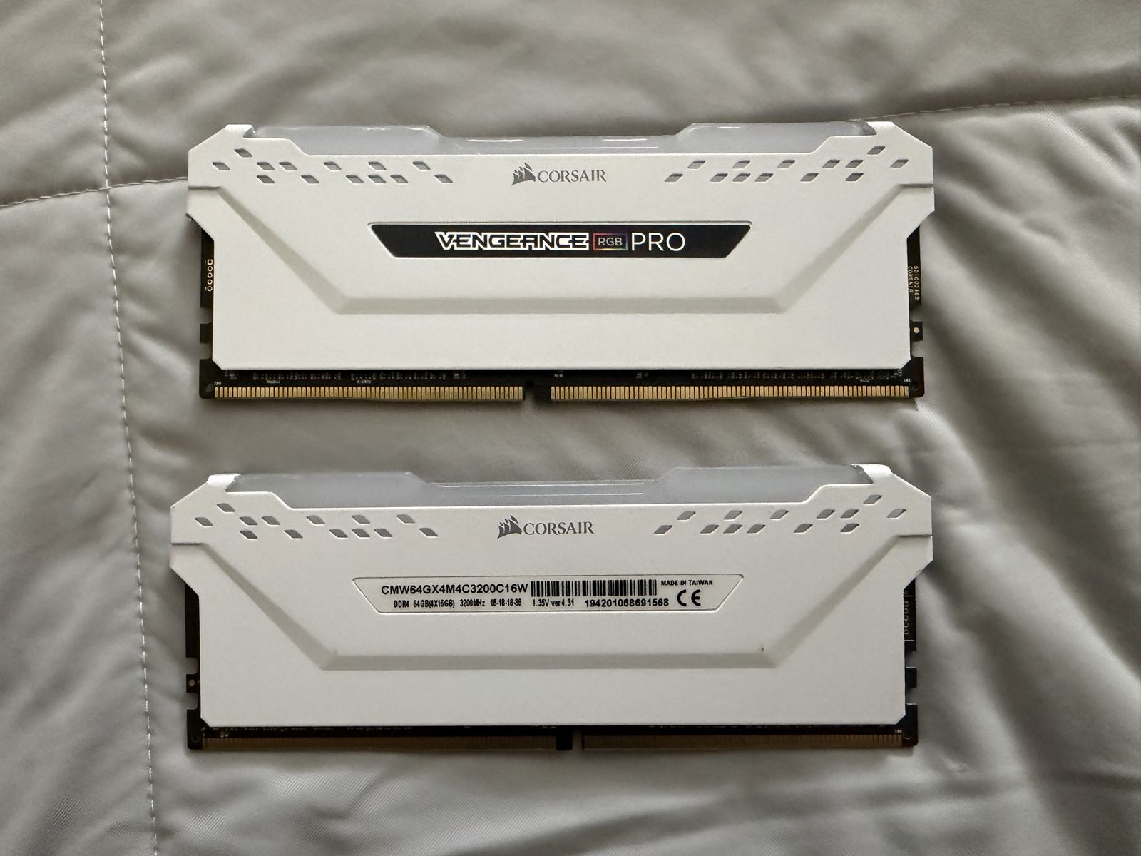 32GB DDR4 RAM (Corsair Vengeance Pro RGB White)