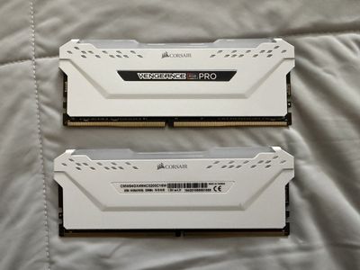 32GB DDR4 RAM (Corsair Vengeance Pro RGB White)