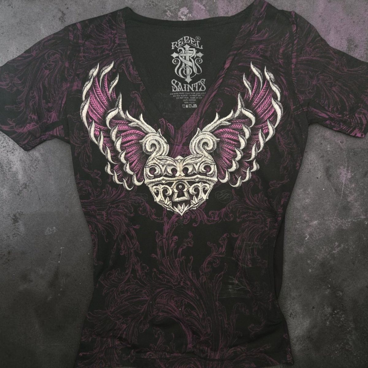 Rebel Saints Women's XL V-Neck Graphic T-Shirt Wings Heart Key Print Black Purple