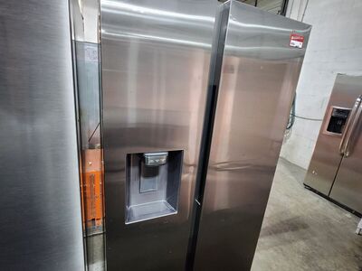BEAUTIFUL SAMSUNG STAINLESS STEEL SIDE BY SIDE FRIDGE! W-WARRANTY