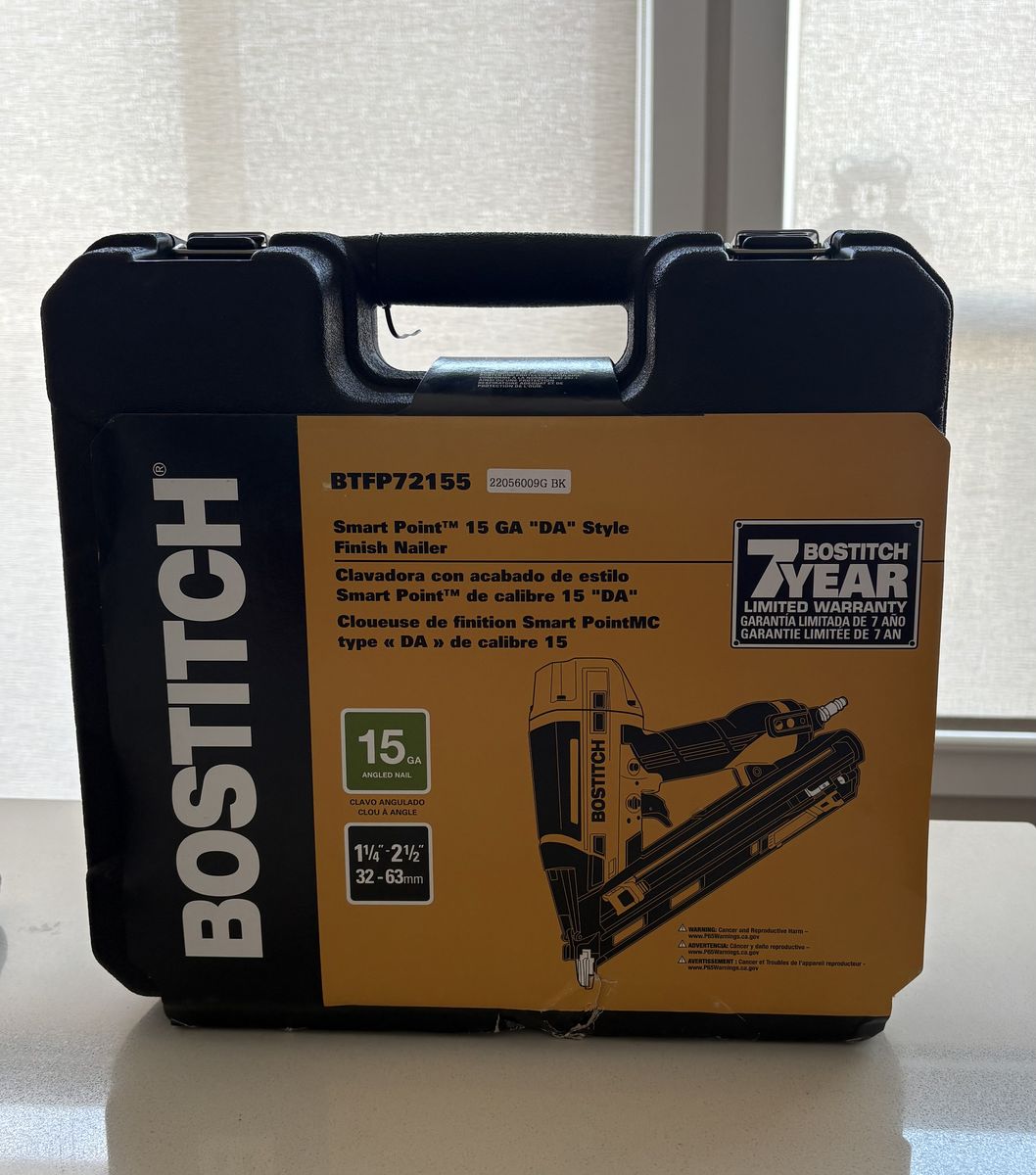 NEW Bostitch Smart Point 2-1/2-in 15 -Gauge Pneumatic Angled Finish Nailer