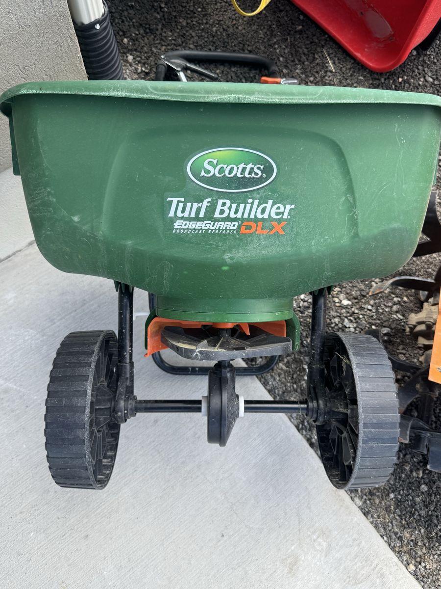 Scotts Turf Builder Edgeguard DLX Broadcast Spreader for Lawn Seed & Fertilizer