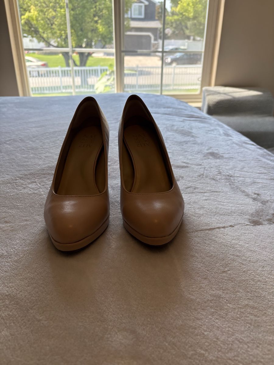 Tan Naturalizer pumps 3.5 in heel