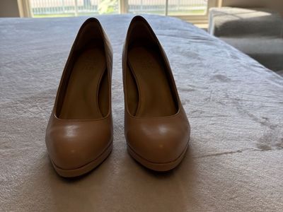 Tan Naturalizer pumps 3.5 in heel