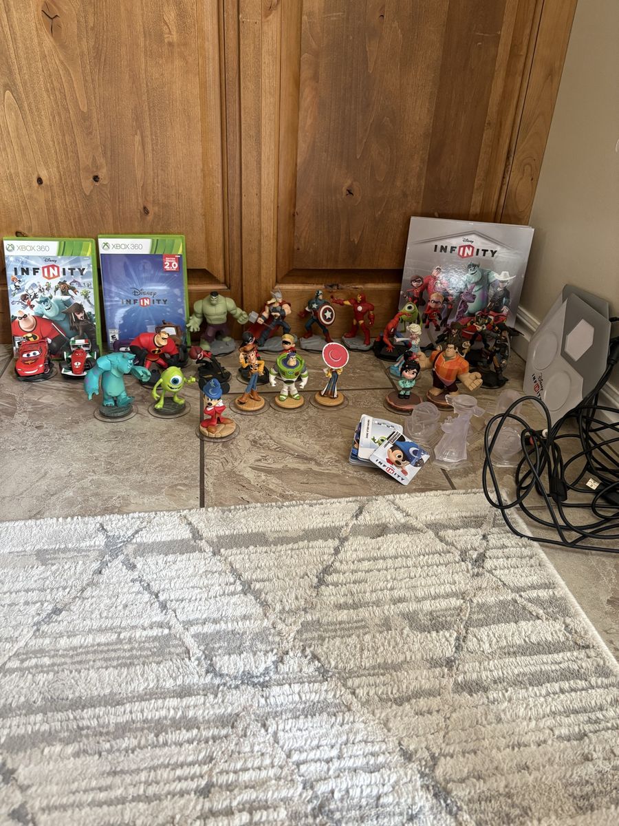 Disney Infinity Xbox 360 Video Game Starter Lot Base Figures Cards 1.0 & 2.0 Edition