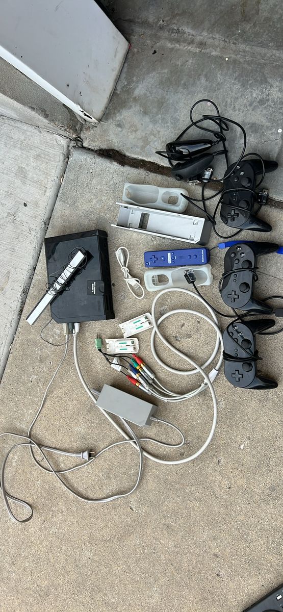 Nintendo Wii U Console, GamePad, Wii Remotes, Nunchucks, Sensor Bar & Cables (Untested)