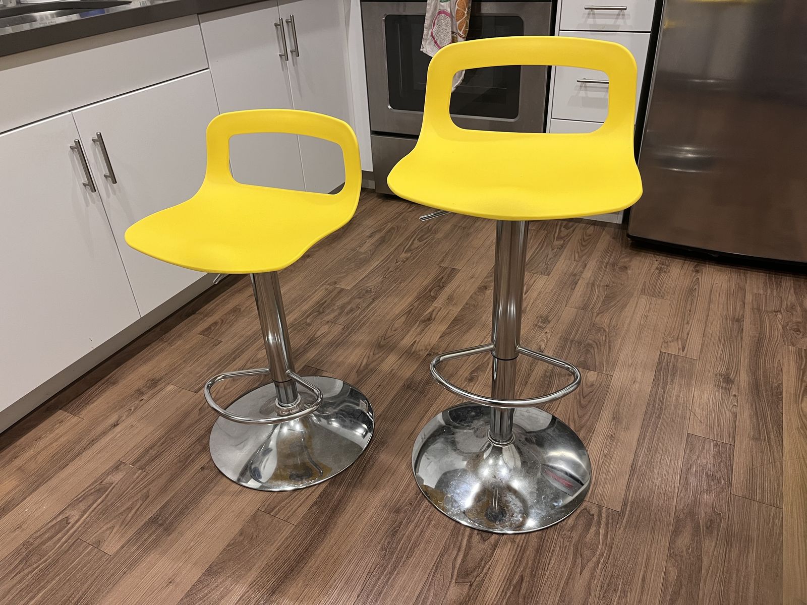 Contemporary Chrome Air Lift Adjustable Swivel Bar Stool, Set of 2, Lemon yellow