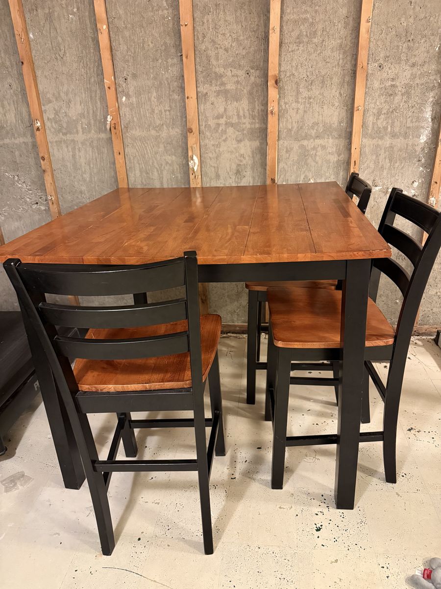 Counterheight Table And chairs