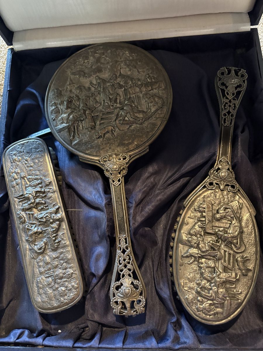 Silver plated vanity set and case
