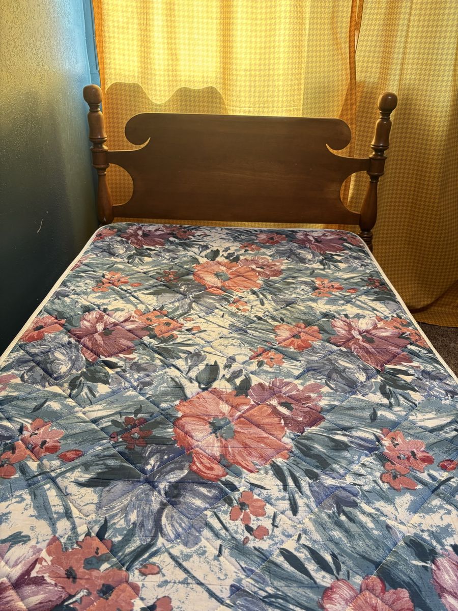 Vintage Wooden Twin Bed Frame with Headboard and Footboard, Mattress and Boxsprings