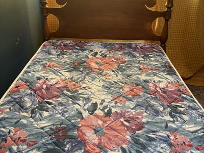 Vintage Wooden Twin Bed Frame with Headboard and Footboard, Mattress and Boxsprings