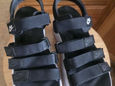 Nike Black/White Platform Strap Sandals Women's Size 8
