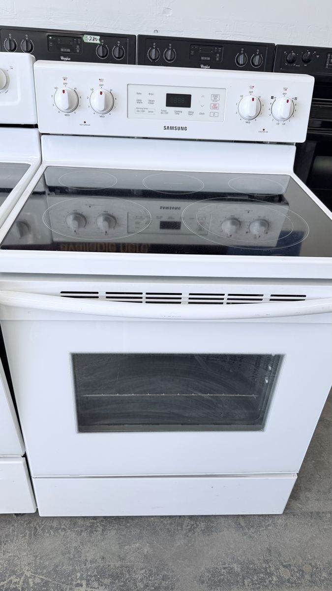 Samsung White Electric Range with Smooth Top 4-Burner Electric Stove and Oven