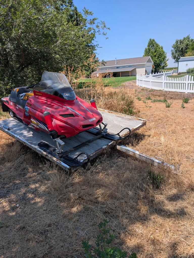 Yamaha VMAX 600 Snowmobile - Red - 2,629 Miles