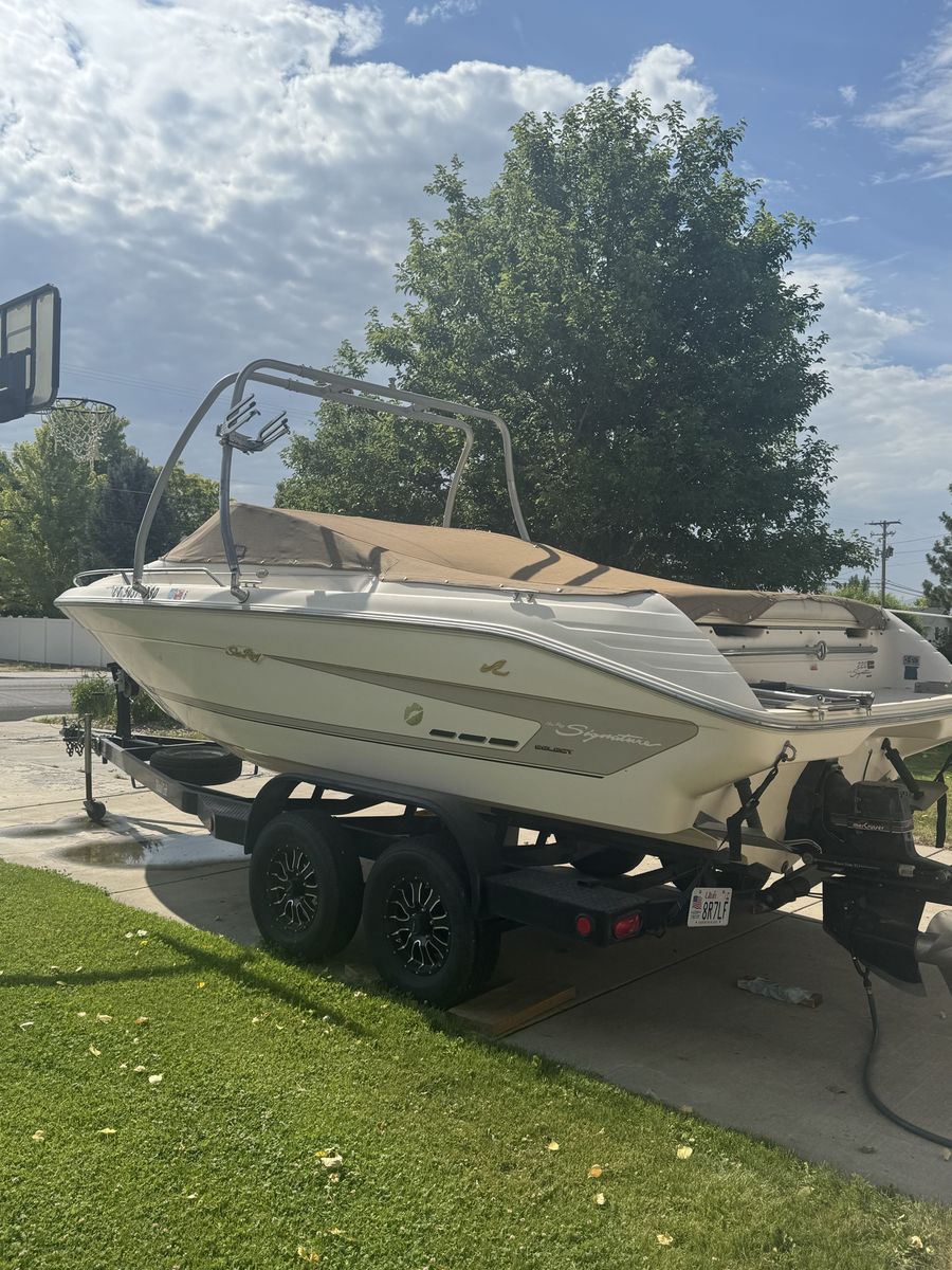 Sea Ray Signature 220 Select Bowrider Boat with Wake Tower.