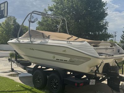 Sea Ray Signature 220 Select Bowrider Boat with Wake Tower.