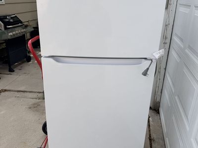 Frigidaire FRTE1835AW 18 cu ft Top Freezer Refrigerator White - Excellent Condition