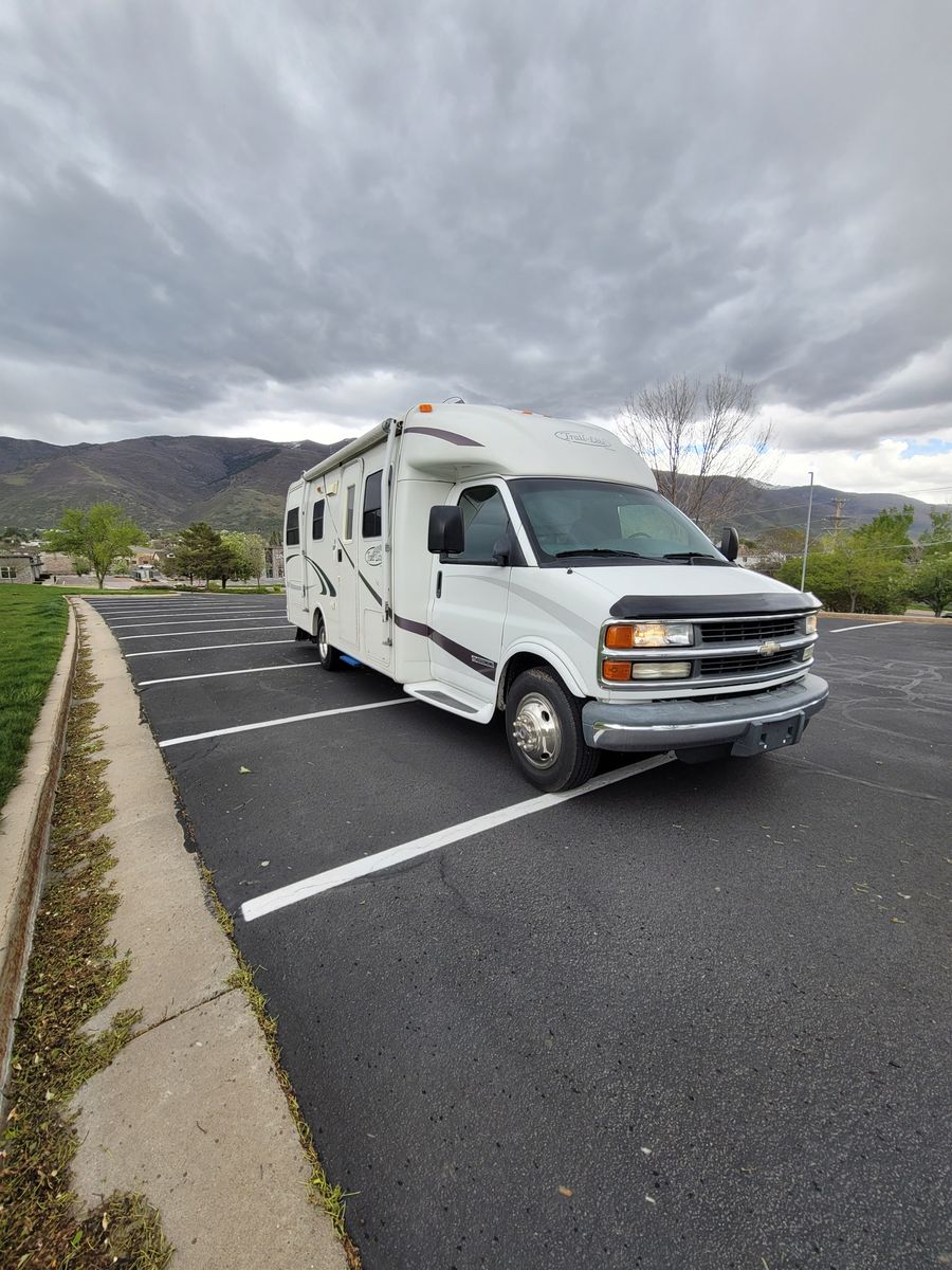 2002 Chevy 3500 24 foot R-VisionTrail lite B+