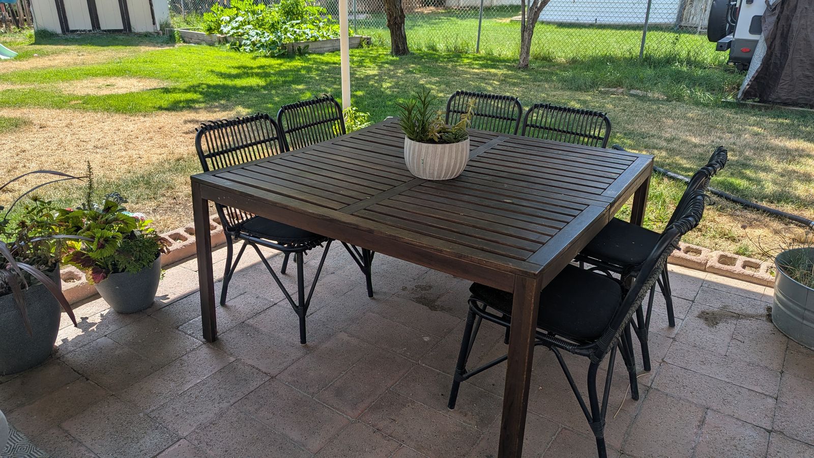 Free outdoor dining table