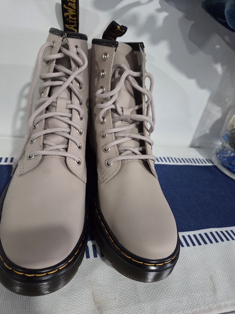 Dr Martens Zavala Vintage Hydro Leather Boots Lace Up Taupe Spring US 8' open box'