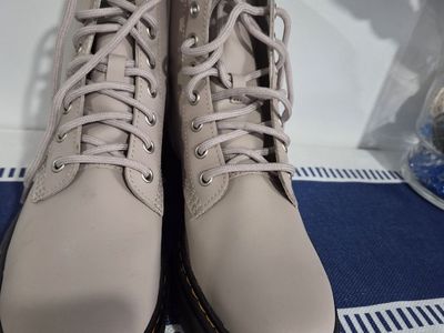 Dr Martens Zavala Vintage Hydro Leather Boots Lace Up Taupe Spring US 8' open box'