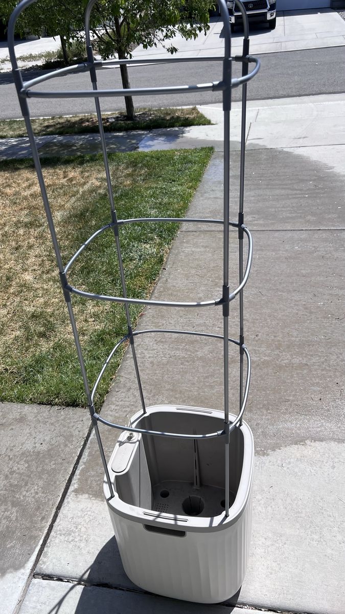 Vego Garden Self-Watering Planter with Trellis