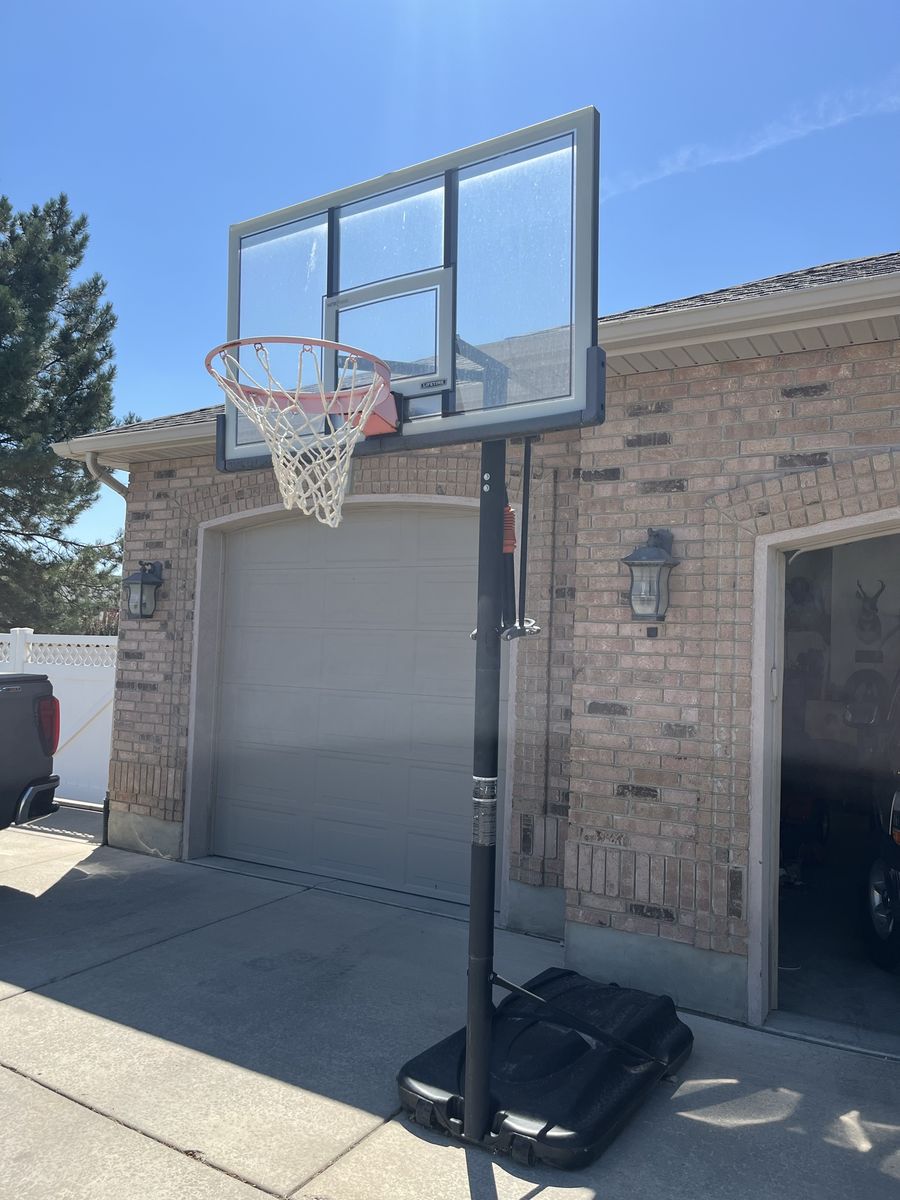 LIFETIME BASKETBALL HOOP