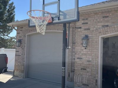 LIFETIME BASKETBALL HOOP
